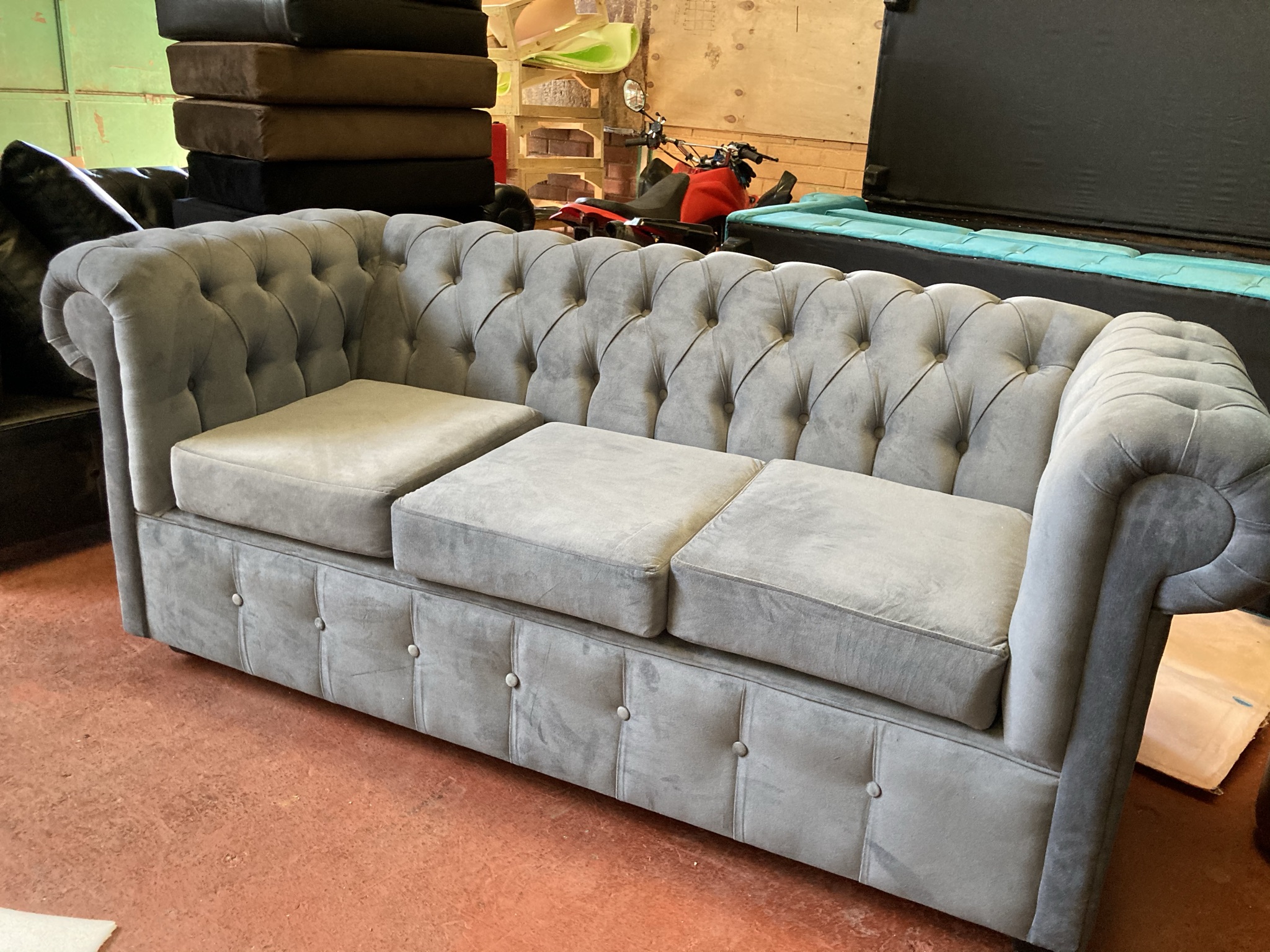 Sofá Capitoné 3 Cuerpos en Felpa Gris