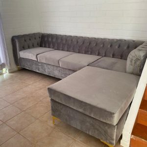 SOFA CAPITONE EN L CON BUTACA